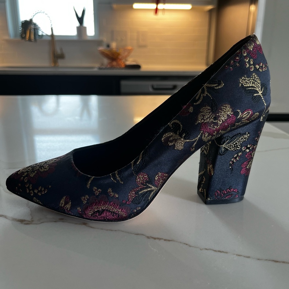 Floral Embroidered Women's Shoe